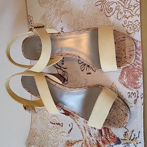Great Condition Worthington Womens Soft Yellow Suede sandal heel shoes